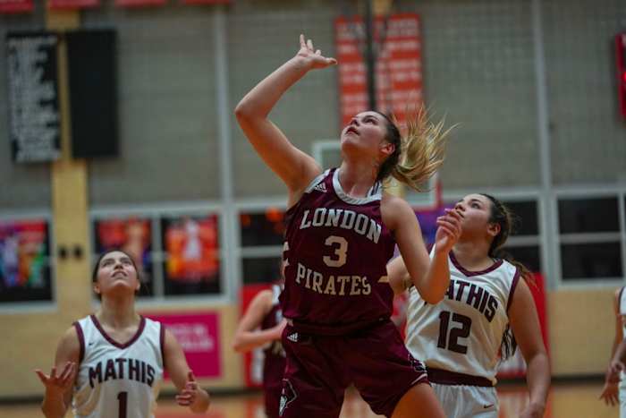 mathis-london-girls-basketball-playoffs00070